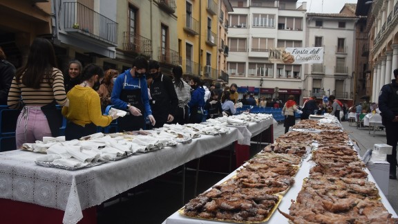 Barbastro reparte más de 12.000 dulces en la Fiesta del Crespillo