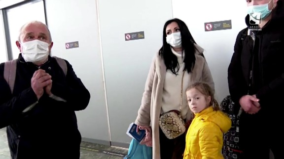 Emocionante reencuentro de una familia ucraniana en el aeropuerto de Zaragoza