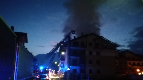 Un incendio calcina varias viviendas en Campo