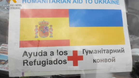 Agentes de la Guardia Civil auxilian en Alfajarín a 60 refugiados ucranianos que viajaban en autobús
