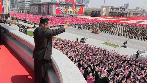 Kim Jong-un preside un multitudinario desfile civil por el aniversario del nacimiento del fundador del país