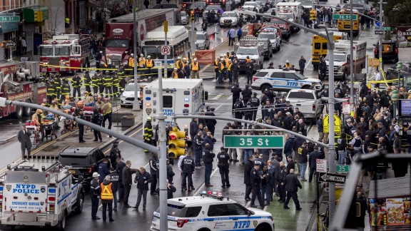 Al menos 16 heridos, ocho de ellos de bala, en un tiroteo en el metro de Nueva York