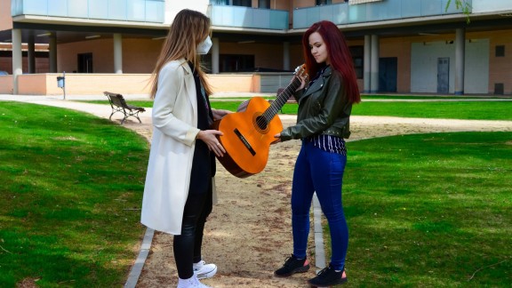 Una guitarra con mucha historia 'salva' el corazón de una refugiada ucraniana que vive en Calatayud