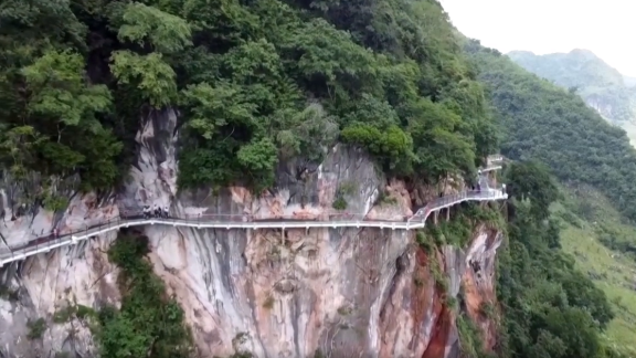 Vietnam abre al público el puente con fondo de cristal más largo del mundo