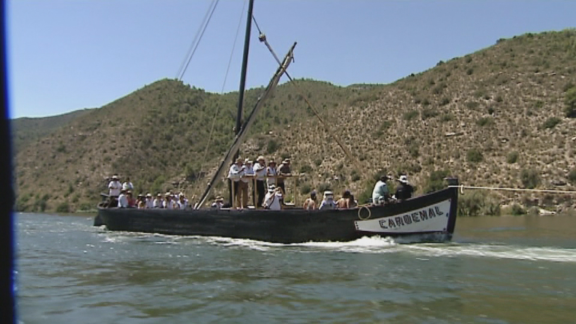 El centenario 'Cardenal' vuelve a navegar por el río Ebro