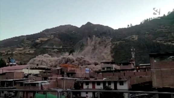 Un deslizamiento de tierra engulle 150 viviendas en Perú