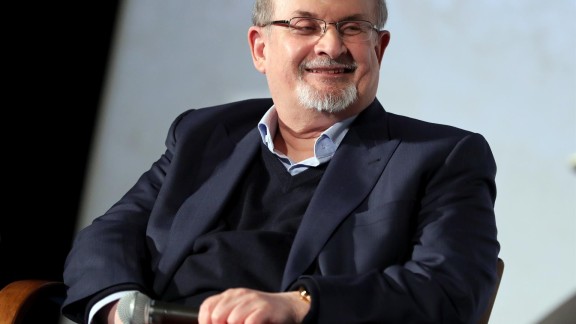 Retiran el respirador a Salman Rushdie tras ser apuñalado el viernes