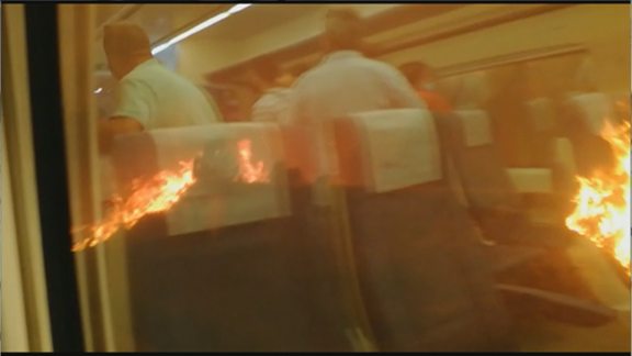Rodeados por las llamas en el interior del tren