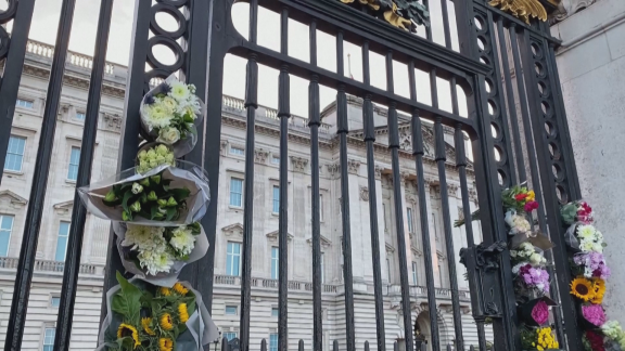 Reino Unido prepara la despedida de Isabel II mientras miles de británicos lloran su fallecimiento