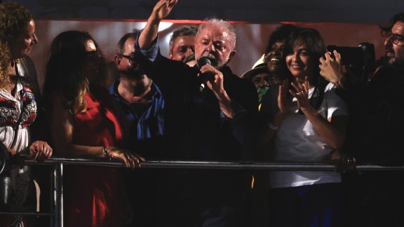 Lula gana las elecciones en Brasil por un estrecho margen y vuelve al poder doce años después