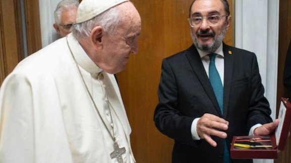 Lambán invita al papa Francisco a visitar Aragón y le pide restituir al papa Luna dentro de la Iglesia
