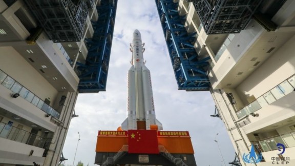 Los restos de un cohete chino fuera de control obligan a retrasar algunos vuelos en España