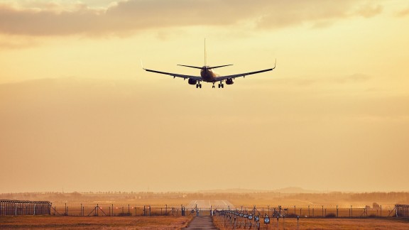 Una veintena de inmigrantes se fugan de un avión en el aeropuerto de Barcelona tras un aterrizaje forzado