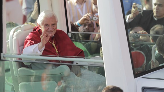 Benedicto XVI, grave pero estable y asistido por los médicos