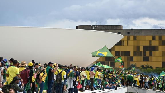 Simpatizantes de Bolsonaro asaltan el Congreso, el Palacio presidencial  y la Corte Suprema