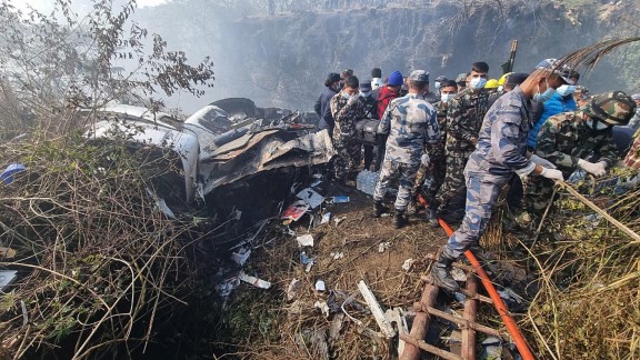 El número de muertos en el accidente aéreo de Nepal asciende a 68