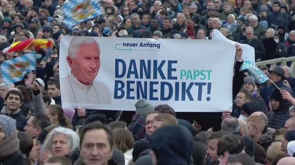 50.000 personas despiden a Benedicto XVI en la plaza de San Pedro del Vaticano