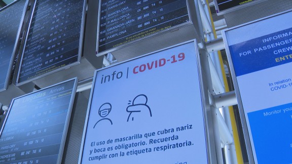 Los pasajeros procedentes de China ya deben presentar el pasaporte covid para entrar en España
