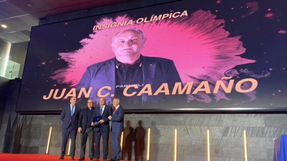 Juan Carlos Caamaño recibe la insignia olímpica del Comité Olímpico Español