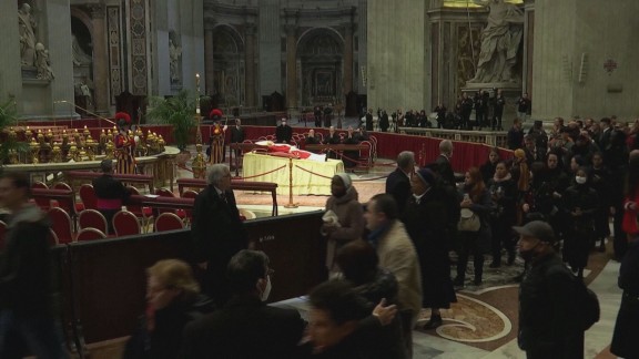 65.000 personas pasan por la capilla ardiente de Benedicto XVI en el primer día de su velatorio