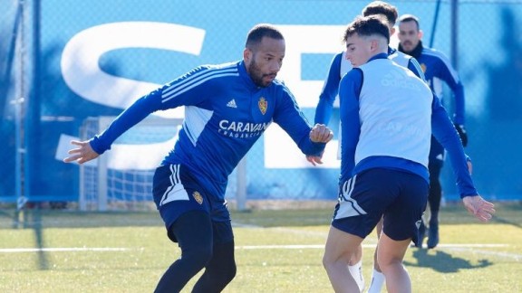 El Real Zaragoza comienza a preparar el partido ante el Andorra con la duda de Iván Azón