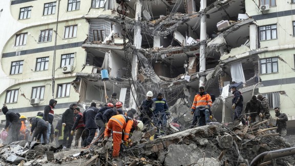 Los muertos por el sismo superan ya los 2.700: casi 1.700 en Turquía y más de 1.000 en Siria