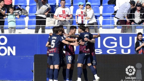 La SD Huesca empata ante un buen Granada en un partido loco (1-1)