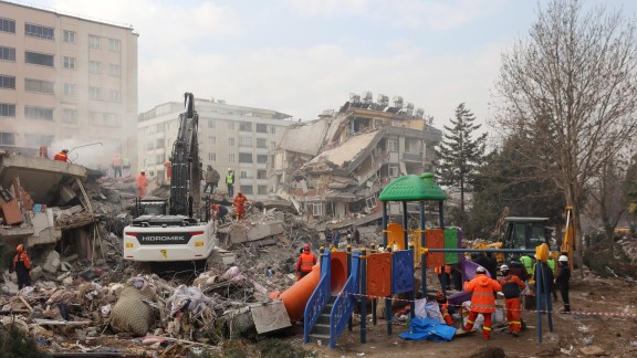 Terremoto en Turquía: una madre y su hijo son rescatados con vida tras 100 horas sepultados por los escombros