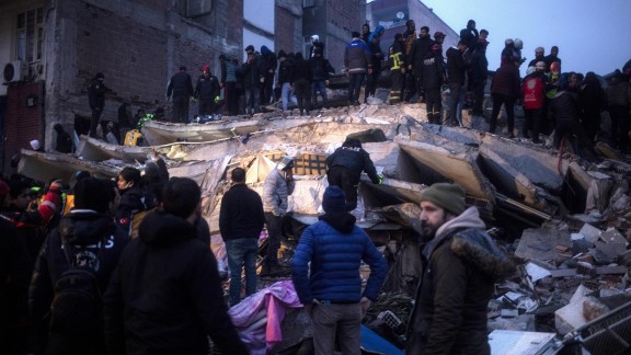 Centenares de muertos y heridos en Siria y Turquía por un terremoto de 7,8 grados