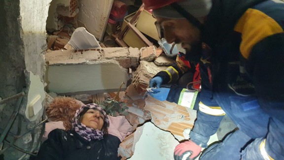 Un equipo de bomberos de Zaragoza rescata con vida a una mujer bajo los escombros en Turquía