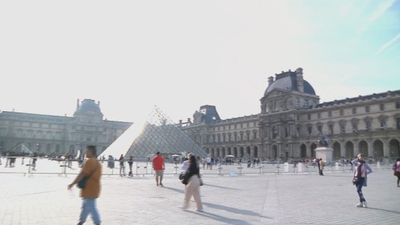 La pirámide del Louvre está de aniversario