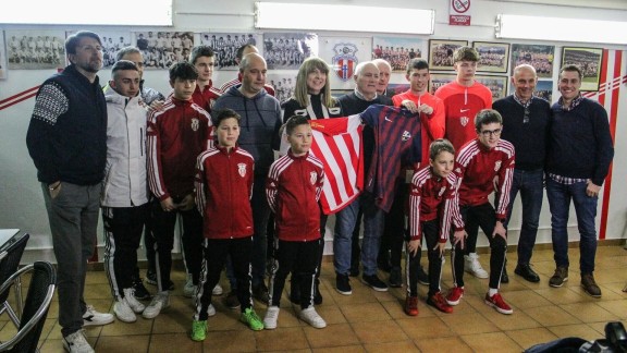 La SD Huesca firma un convenio con el fútbol base del AD Sabiñánigo