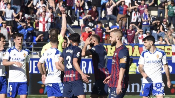 Huesca y Zaragoza empatan en un derbi marcado por las expulsiones