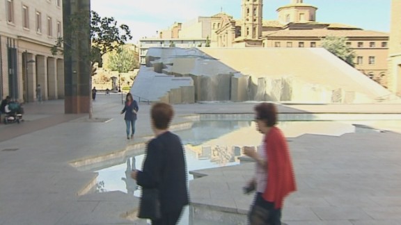 La fuente de la Hispanidad se inauguró en 1991 tras la remodelación de la plaza del Pilar
