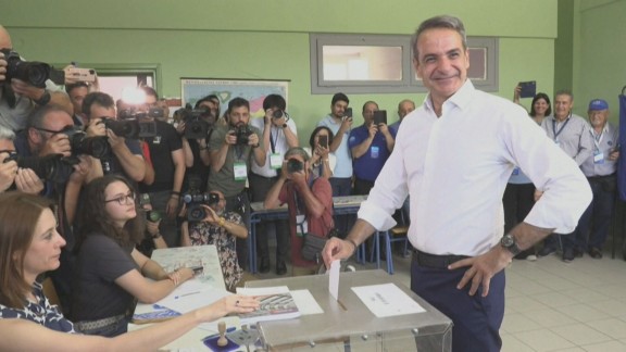 El conservador Mitsotakis, reelegido con mayoría absoluta