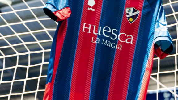La SD Huesca presenta su primera equipación para la próxima temporada