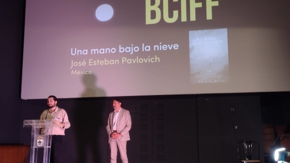 'Una mano bajo la nieve', de José Esteban Pavlovich, gana el premio Aragón TV Buñuel Calanda