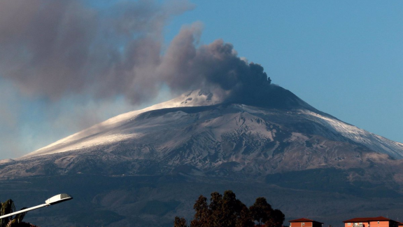 El Etna registra una nueva erupción y obliga a cerrar el aeropuerto de Catania en temporada alta