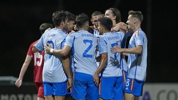 Iván Azón y Alejandro Francés disputan los 90 minutos del duelo de la sub-21 ante Malta