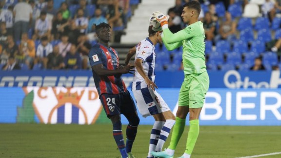 Los errores defensivos condenan a la SD Huesca en Leganés (2-0)