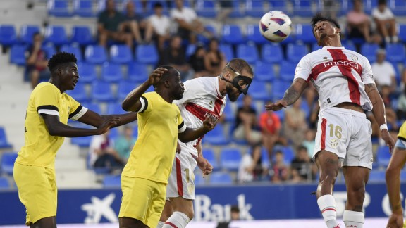 La SD Huesca se impone con contundencia al Pau en la I edición de la Copa Pirineos (3-0)