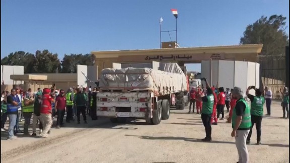 Los primeros camiones con ayuda humanitaria entran en la Franja de Gaza con la reapertura del paso de Rafah