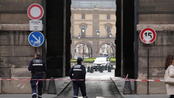 El museo del Louvre y el palacio de Versalles han reabierto este domingo con normalidad