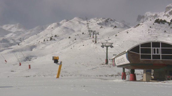 La nieve vuelve a cubrir el Pirineo aragonés y las estaciones de esquí esperan abrir el 1 de diciembre