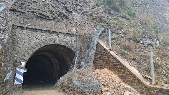 Un desprendimiento provocado por la lluvia tapona el túnel de Gavín