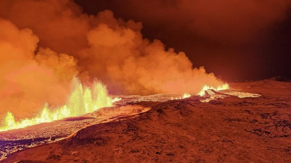 La erupción de un volcán en Islandia obliga a declarar el estado de emergencia en el país