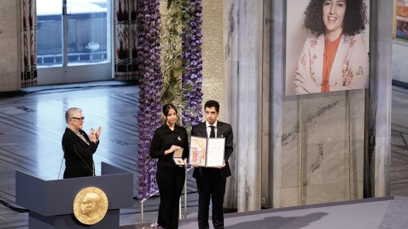 La activista iraní Narges Mohammadi recibe el Nobel de la Paz desde la cárcel