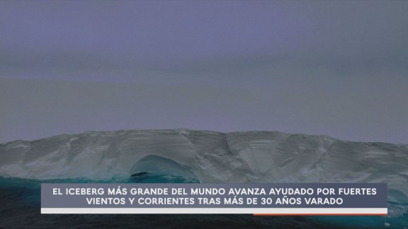 Un iceberg a la deriva en la Antártida