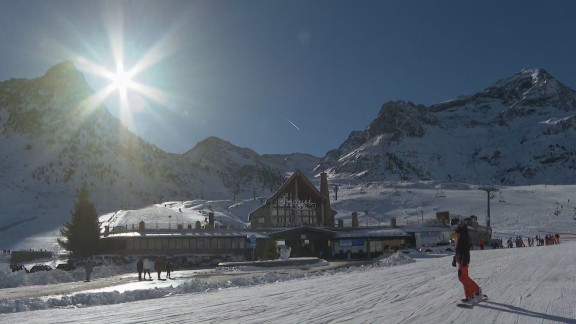 El buen tiempo acompaña a los esquiadores que han estrenado la temporada en el Pirineo aragonés