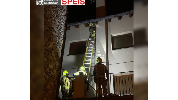 El incendio de una chimenea obliga a evacuar un bar de Benasque